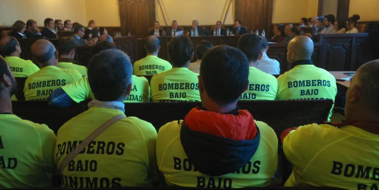 Miembros del Parque Municipal de Bomberos asisten al Pleno ordinario del mes de octubre en el que se habla de su situación laboral