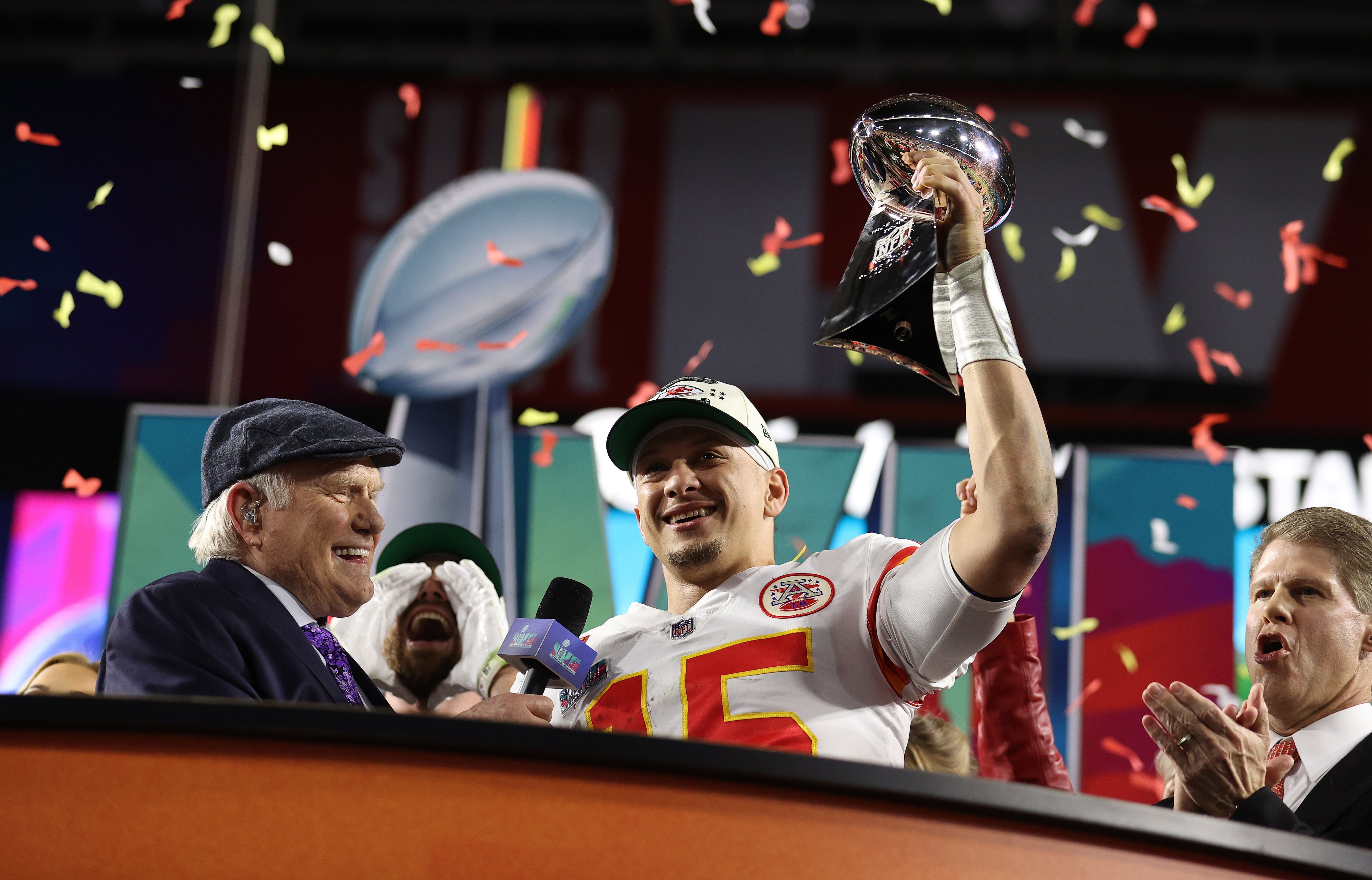 Patrick Mahomes levanta el trofeo Vince Lombardi. (Estados Unidos, Filadelfia) EFE/EPA/CAROLINE BREHMAN