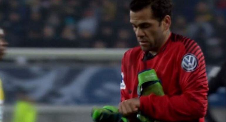 Dani Alves se enfunda los guantes de portero frente al Sochaux