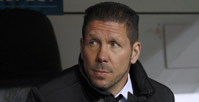 Atletico Madrid&#039;s coach Diego Simeone sits on the bench prior to the Champions League round of 16, first leg soccer match against Bayer Leverkusen, in Leverkusen February 25, 2015.      REUTERS/Ina Fassbender (GERMANY  - Tags: SPORT SOCCER HEADSHOT)  