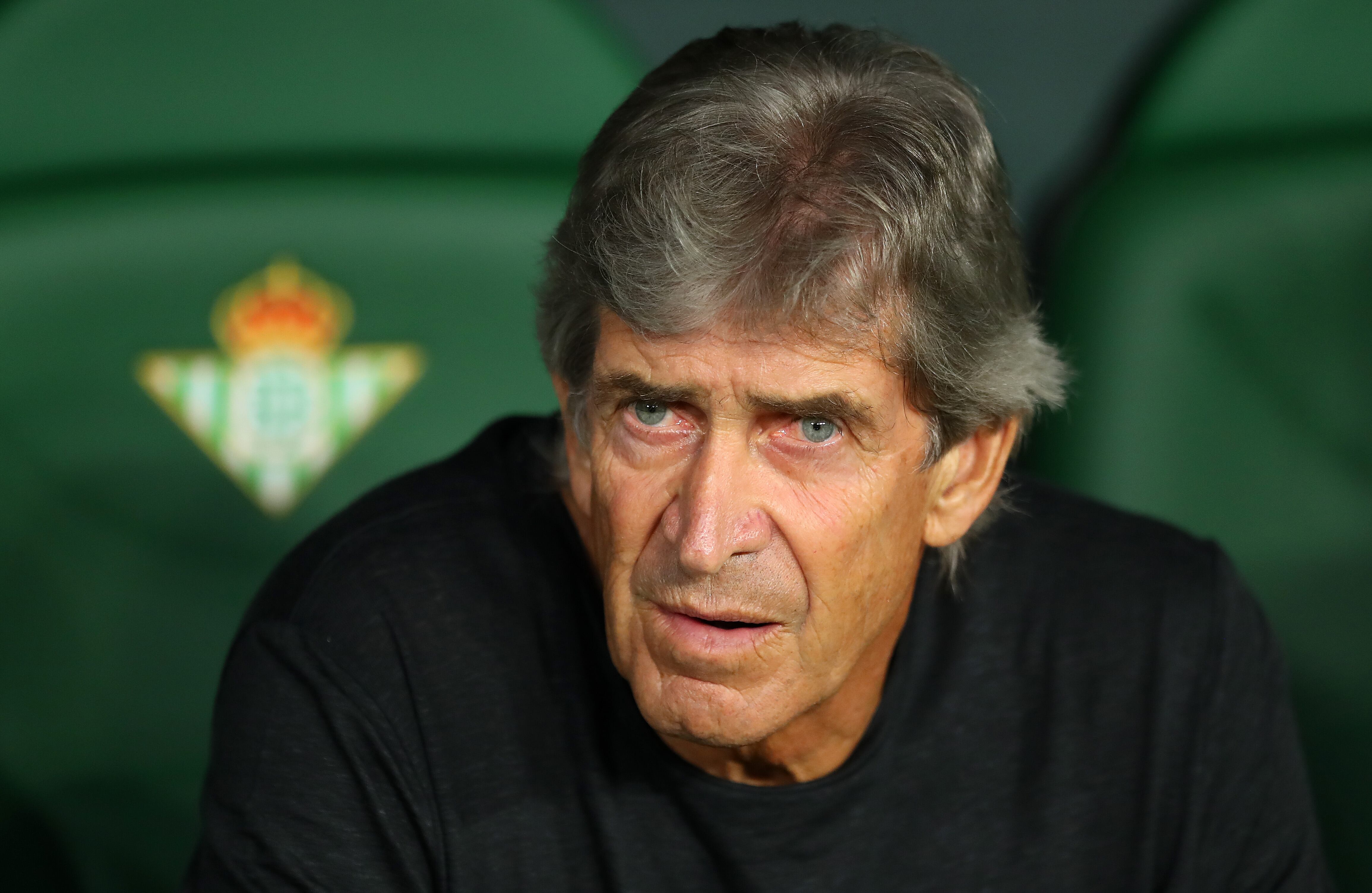 SEVILLE, SPAIN - AUGUST 15: Real Betis Head Coach, Manuel Pellegrini looks on ahead of the LaLiga Santander match between Real Betis and Elche CF at Estadio Benito Villamarin on August 15, 2022 in Seville, Spain. (Photo by Fran Santiago/Getty Images)