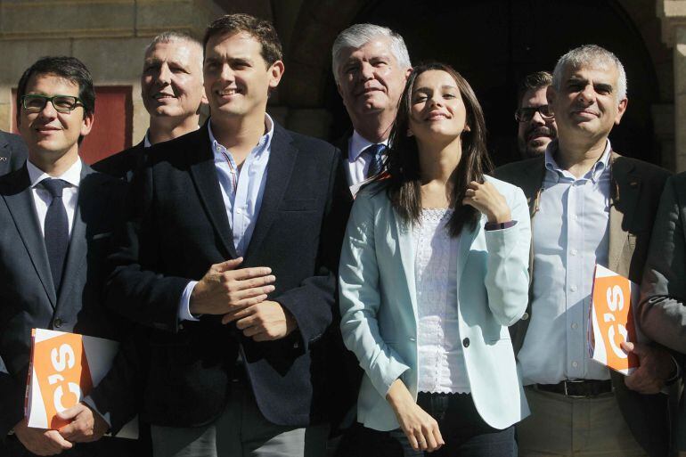 GRA305. BARCELONA, 06/10/2015.- Foto de familia de los diputados electos de Ciutadans, encabezados por la candidata a presidir la Generalitat, Inés Arrimadas (2d), y el presidente del partido, Albert Rivera (2i), tras la primera reunión de trabajo que su 