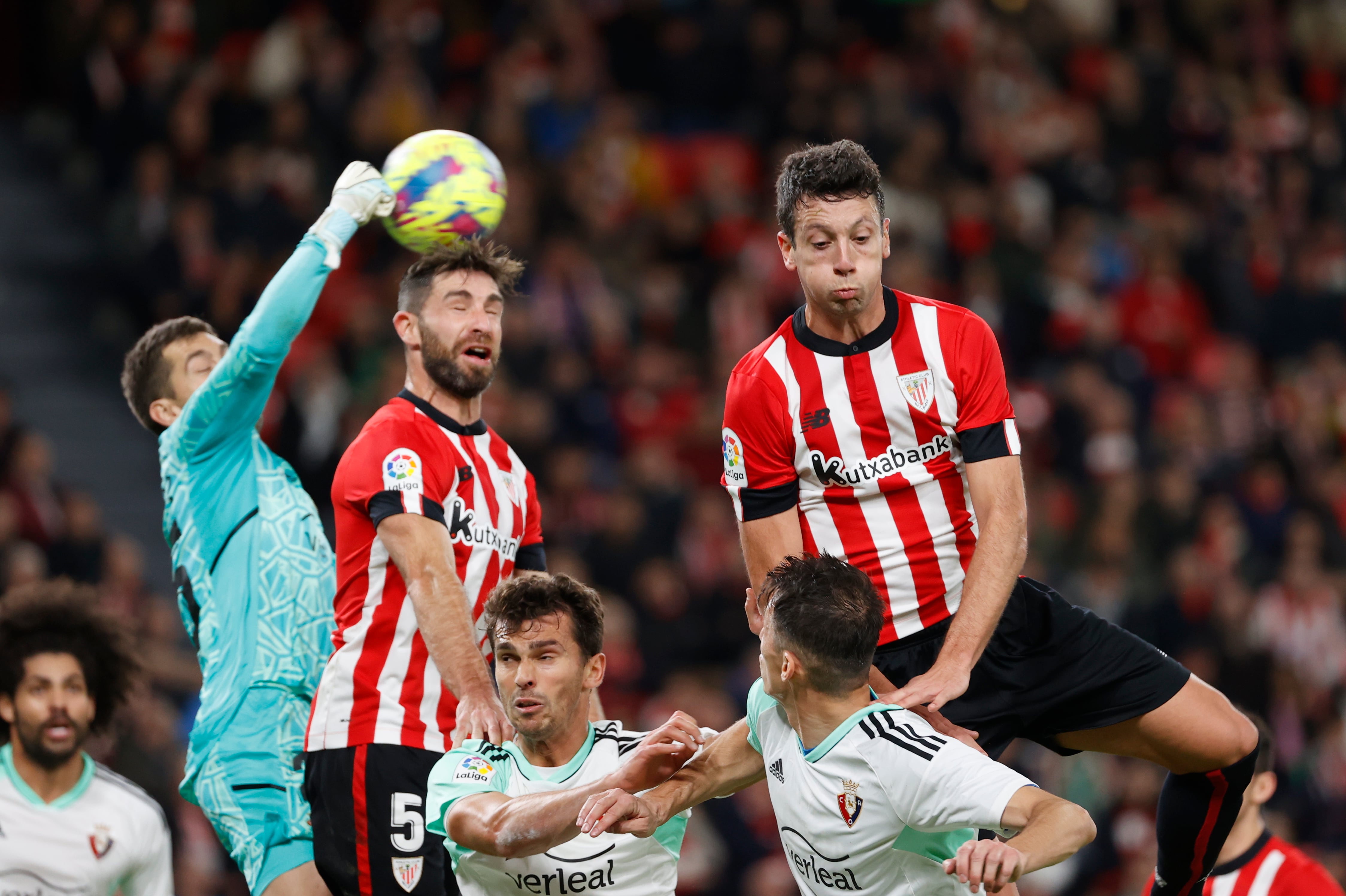 El guardameta de Osasuna, Aitor Fernández, despeja el balón ante el defensa del Athletic , Yeray Álvarez