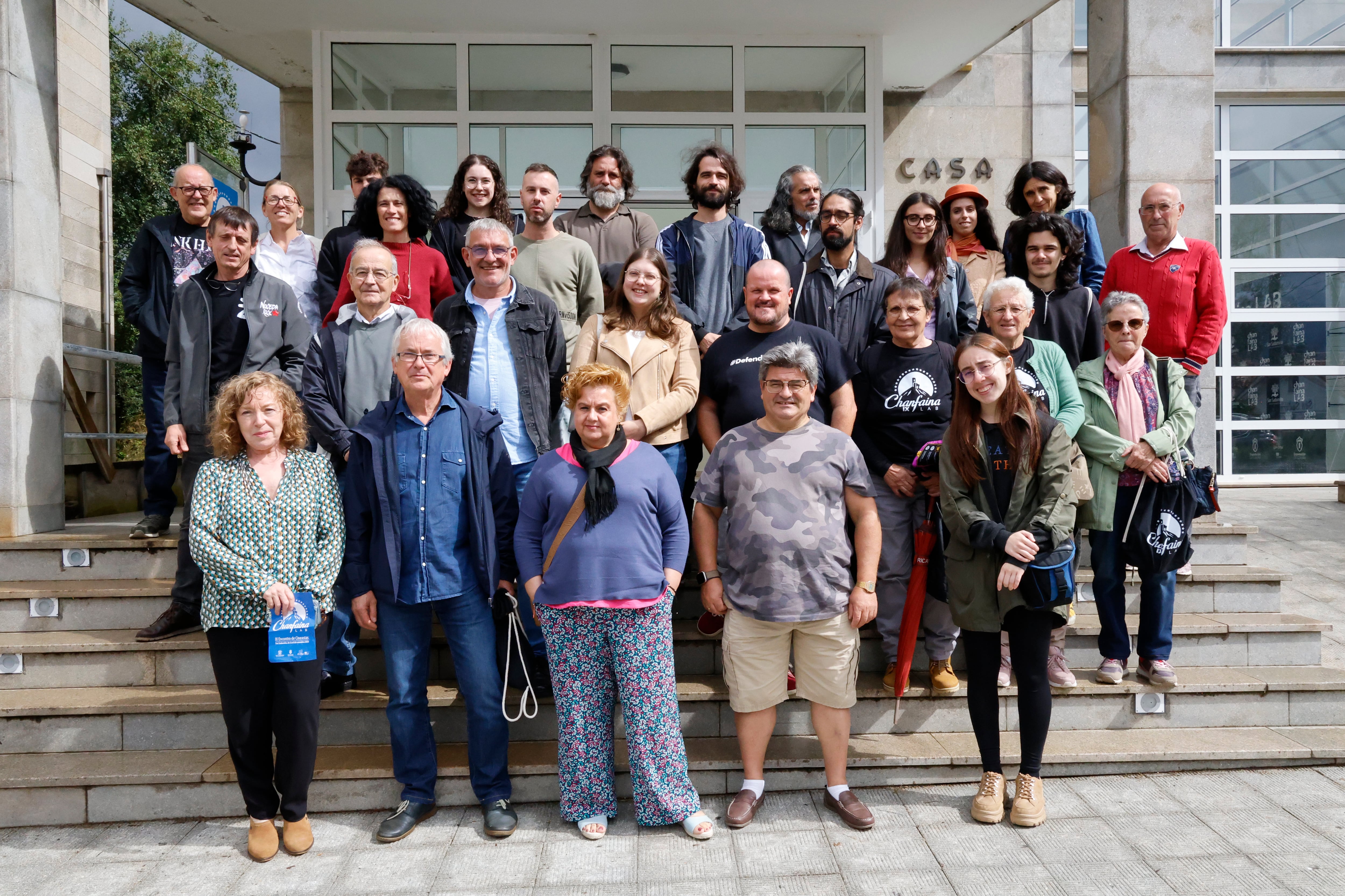 San Sadurniño abre la novena edición del Chanfaina Lab, un certamen en el que un grupo de cineastas recorre este municipio rural para grabar nuevas creaciones audiovisuales; en la imagen, los participantes de este año posan en la Casa da Cultura de San Sadurniño, centro neurálgico del evento (foto: Kiko Delgado / EFE)