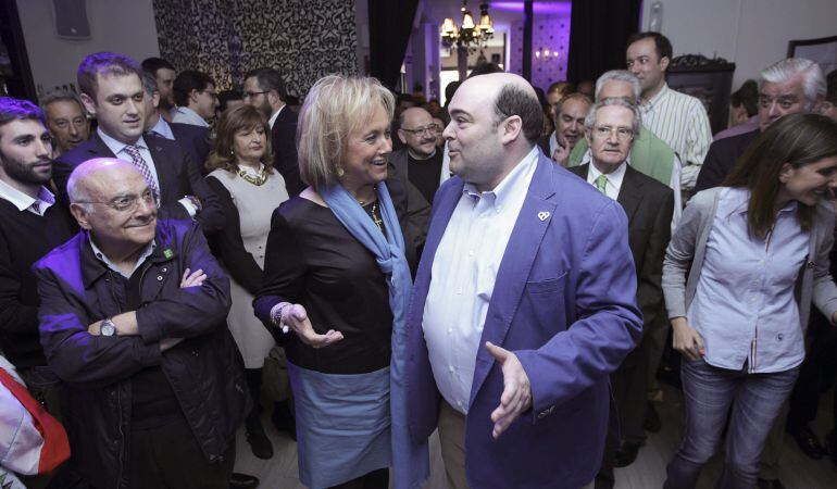 La presidenta del Partido Popular de Asturias y candidata a la Presidencia del Principado, Mercedes Fernández, conversa con el alcalde de Oviedo, Agustín Iglesias Caunedo.