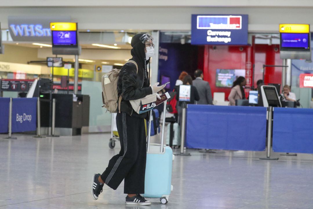 Una pasajera en el aeropuerto de Heathrow