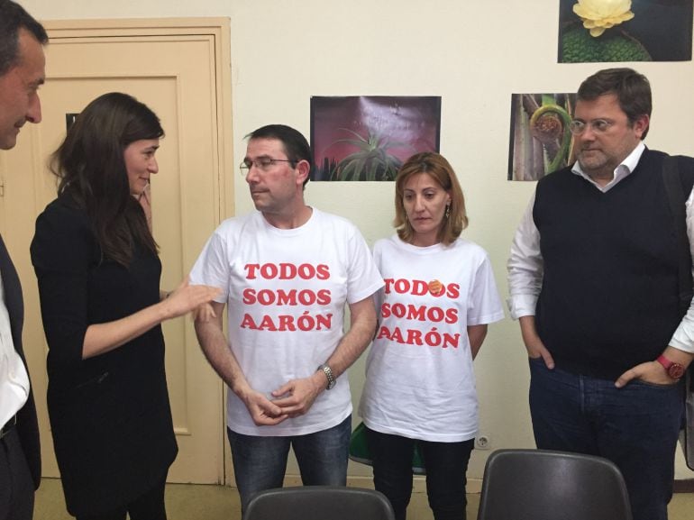 Octavio y Paqui, los padres de Aarón el dia que se eunieron ccon la consellera de Sanidad