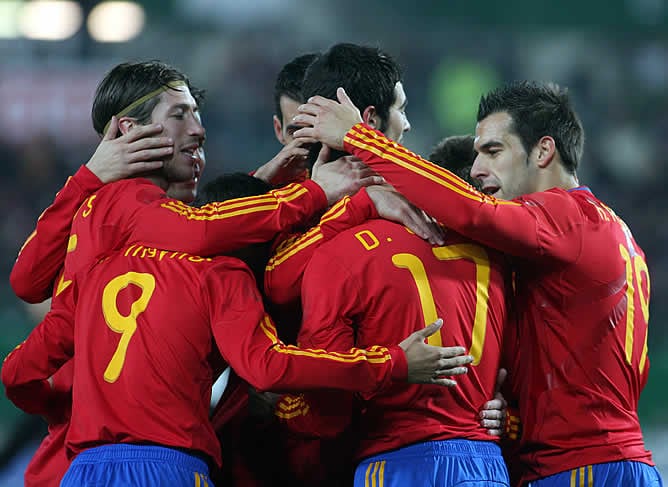 Los jugadores de la selección celebran el 1-4 conseguido por Güiza