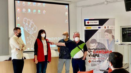 Momento de la presentación, intervención de la técnica de Cruz Roja, Mª Carmen Muñoz, acompañada del primer teniente de alcalde, Antonio Jesús Díaz, a la izquierda, y de Empleo, Juan Caballero, a la derecha