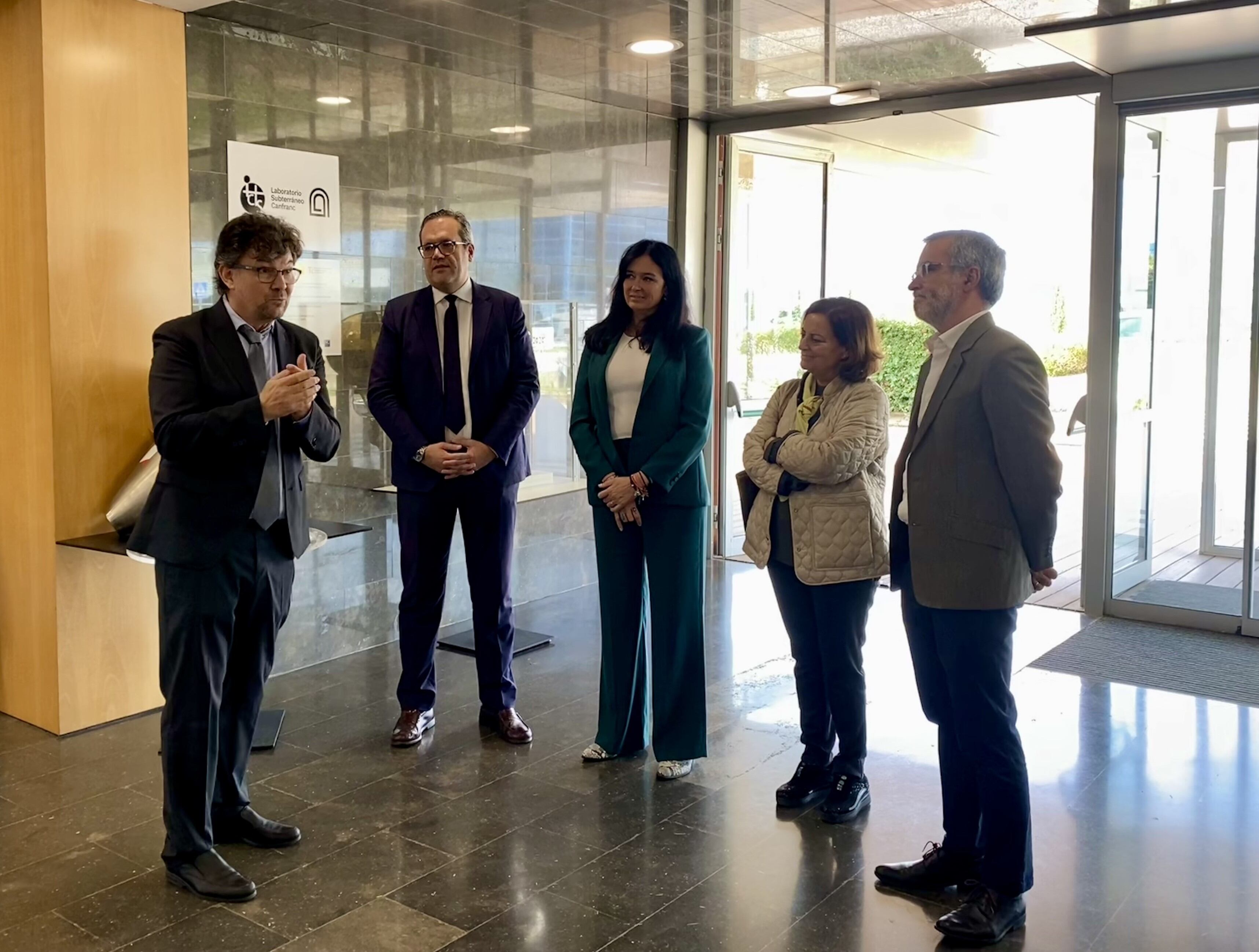 El director del Laboratorio Subterráneo de Canfranc ha visitado Walqa junto a la alcaldesa de Huesca, Lorena Orduna y el director de Walqa, Carlos Ortas