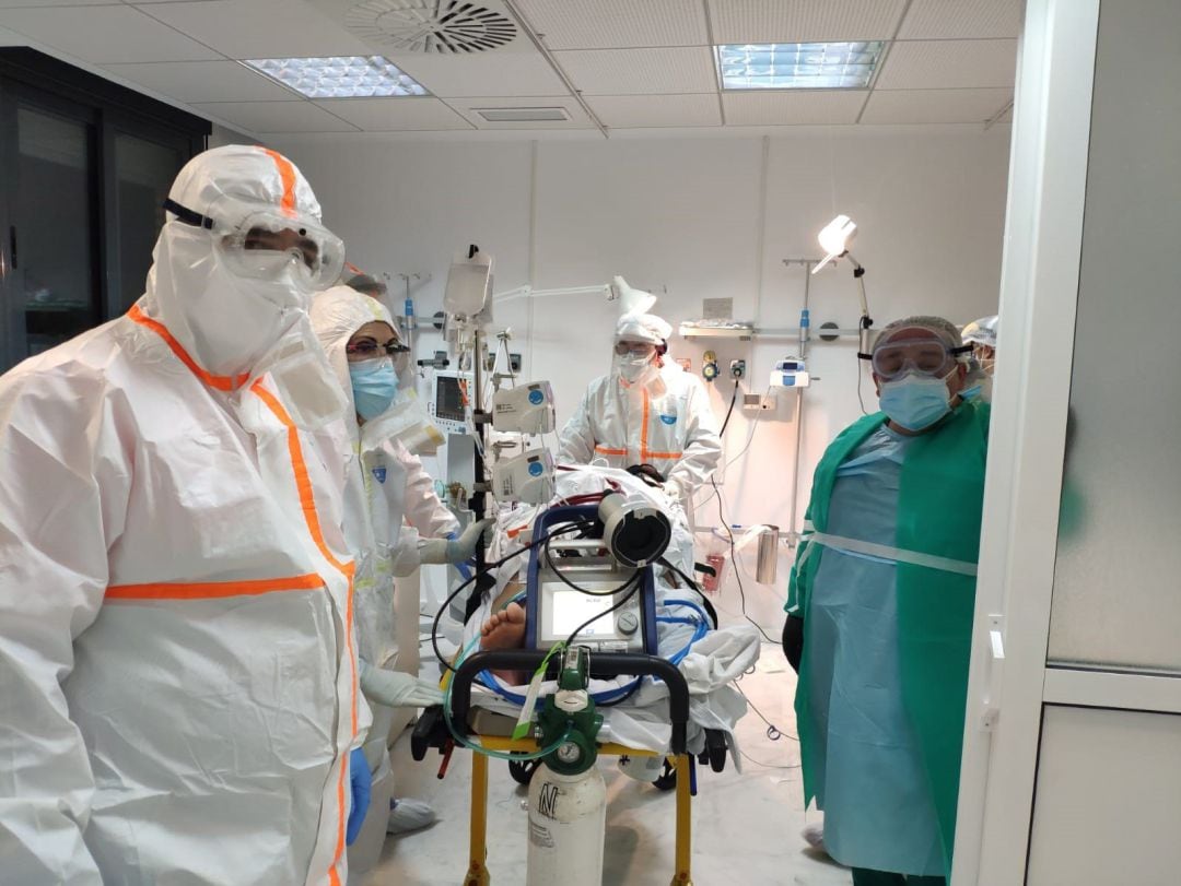Profesionales sanitarios implantan un sistema de oxigenación extracorpórea a una paciente del Hospital de Los Pedroches.
