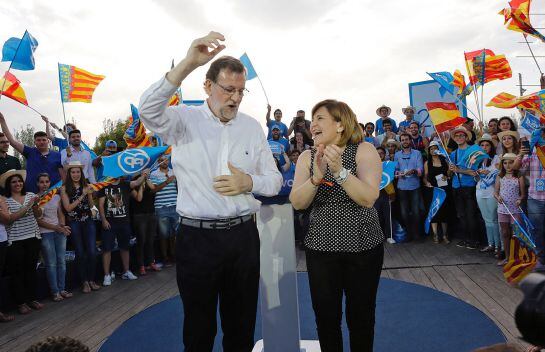 GRA405. VALENCIA, 24/06/2016- El presidente del Gobierno en funciones, Mariano Rajoy, junto a la presidenta del PP de la Comunitat valenciana, Isabel Bonig, durante un mitin hoy en Valencia, en la última jornada de la campaña para las elecciones generales