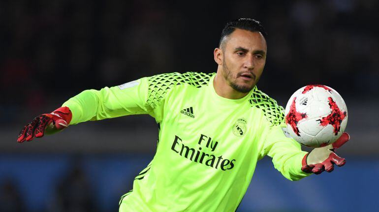 Keylor Navas se dispone a lanzar en largo en un partido con el Real Madrid