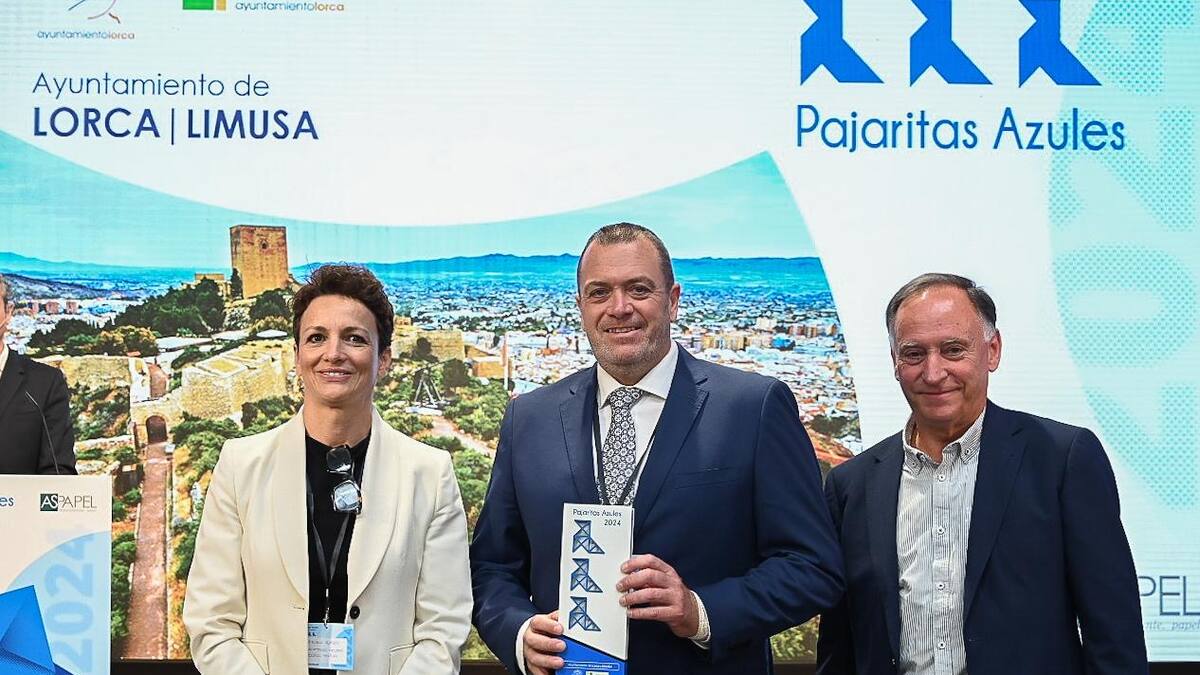 Lorca recibe la triple ‘pajarita azul’ por su trabajo para impulsar el reciclaje de papel y cartón