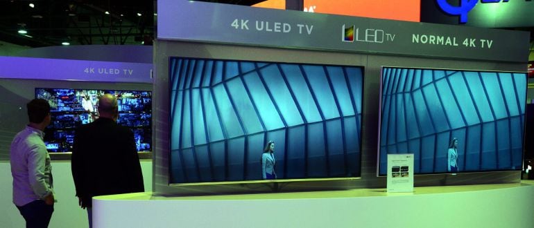 Un televisor Hisense 4K ULED TV comparado con uno 4K normal en la feria tecnológica CES en Las Vegas, EE.UU.