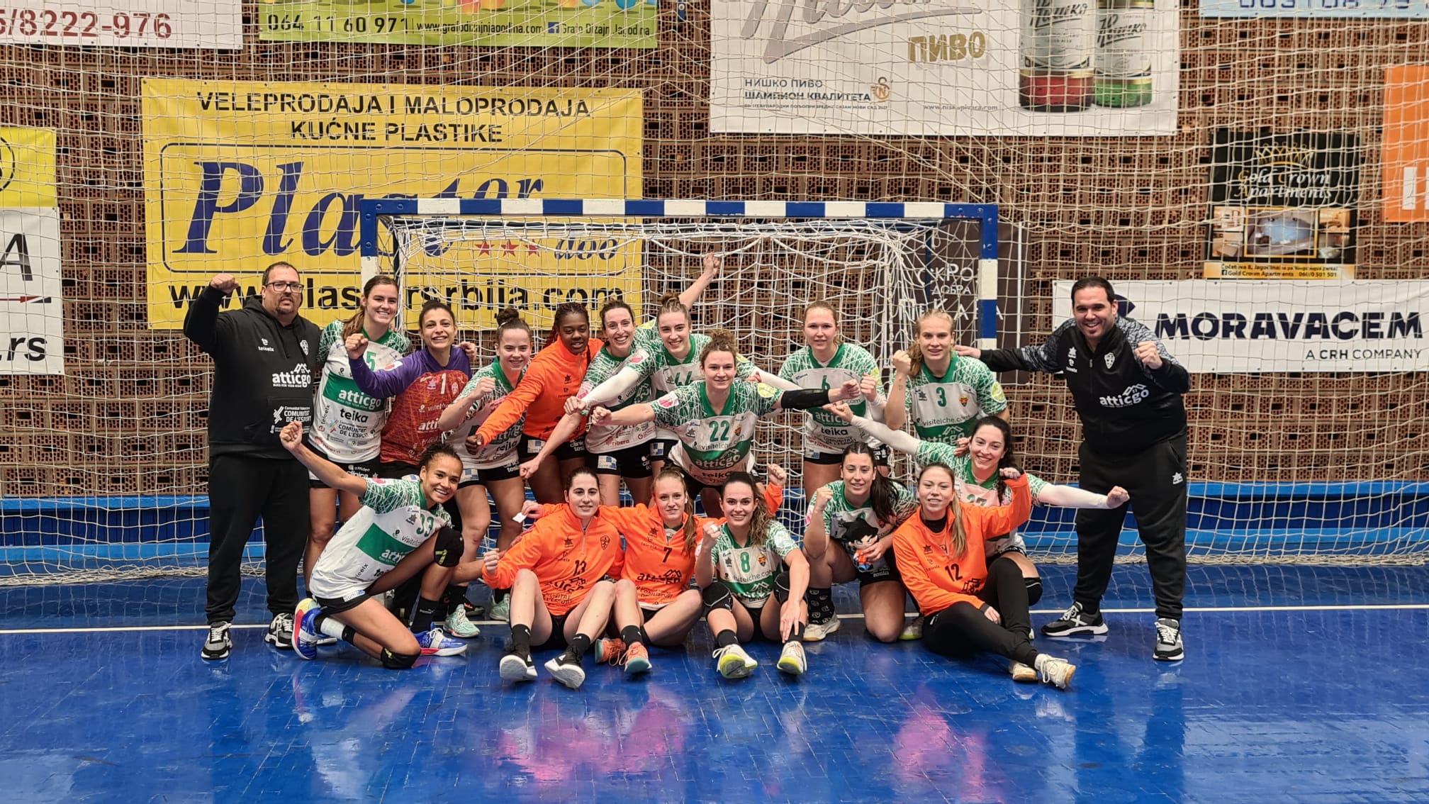 Las jugadoras del Elche Atticgo festejan su victoria en Serbia