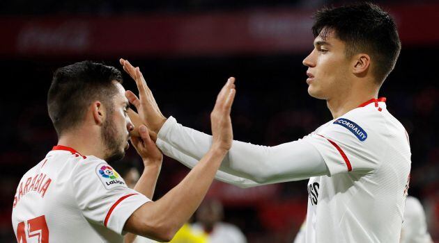 Pablo Sarabia y Joaquín Correa celebran uno de los goles del equipo sevillista