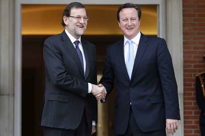 El presidente del Gobierno, Mariano Rajoy, y el primer ministro británico, David Cameron, se saludan en el Palacio de La Moncloa, donde se han reunido para analizar, entre otras cosas, la situación económica de la UE y las relaciones bilaterales entre amb