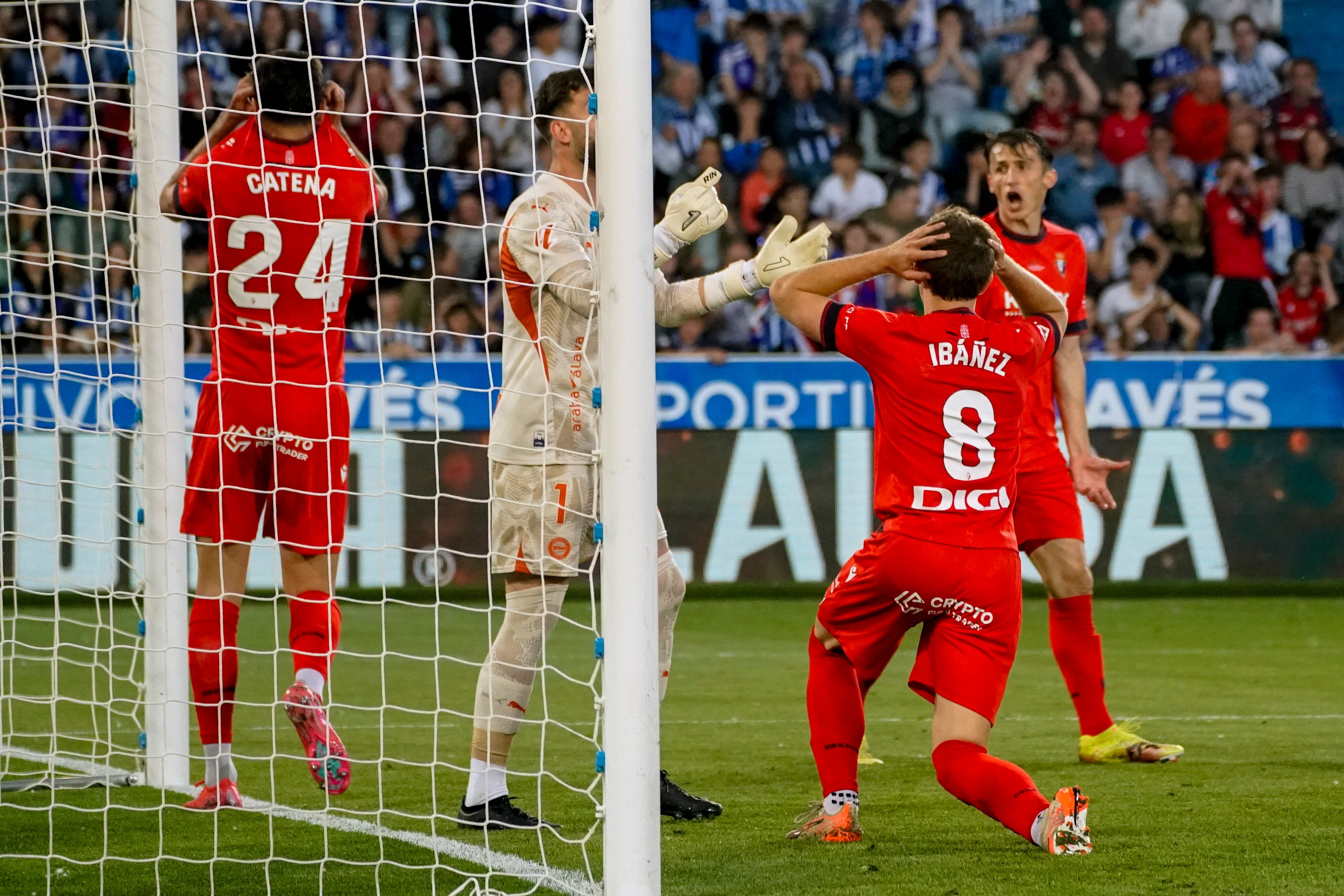 El centrocampista del Osasuna Pablo Ibáñez (d) reacciona este sábado, durante el partido de la jornada 38 de LaLiga EA Sports, entre el Alavés y el Osasuna, en el estadio de Mendizorroza