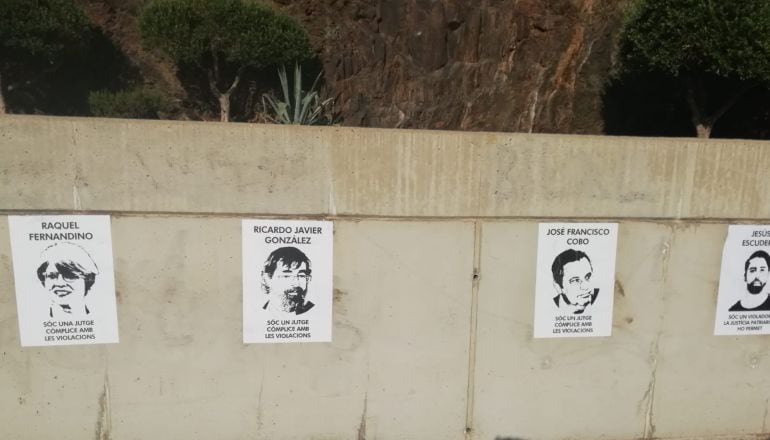 Dissabte a la tarda van enganxar per Portbou una quinzena de cartells com els de la foto