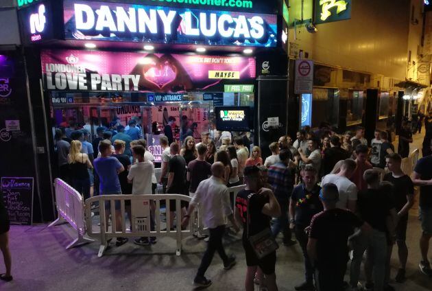 Local de ocio nocturno repleto de jóvenes en Lloret de Mar