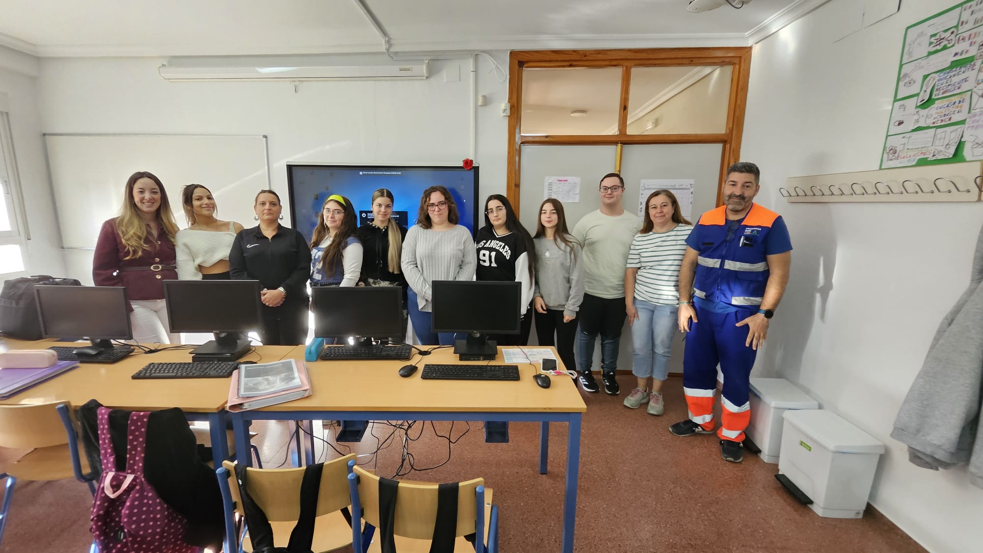 Foto de familia un grupo de alumnos, profesoras y el Enfermero de Prácticas Avanzadas, Asier Galiano