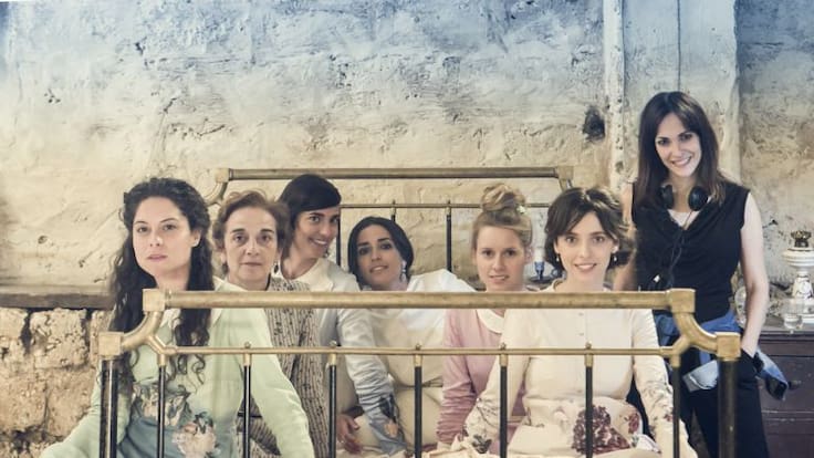 Miguel Mena conversa con la directora Paula Ortiz, el día después de los Goya.