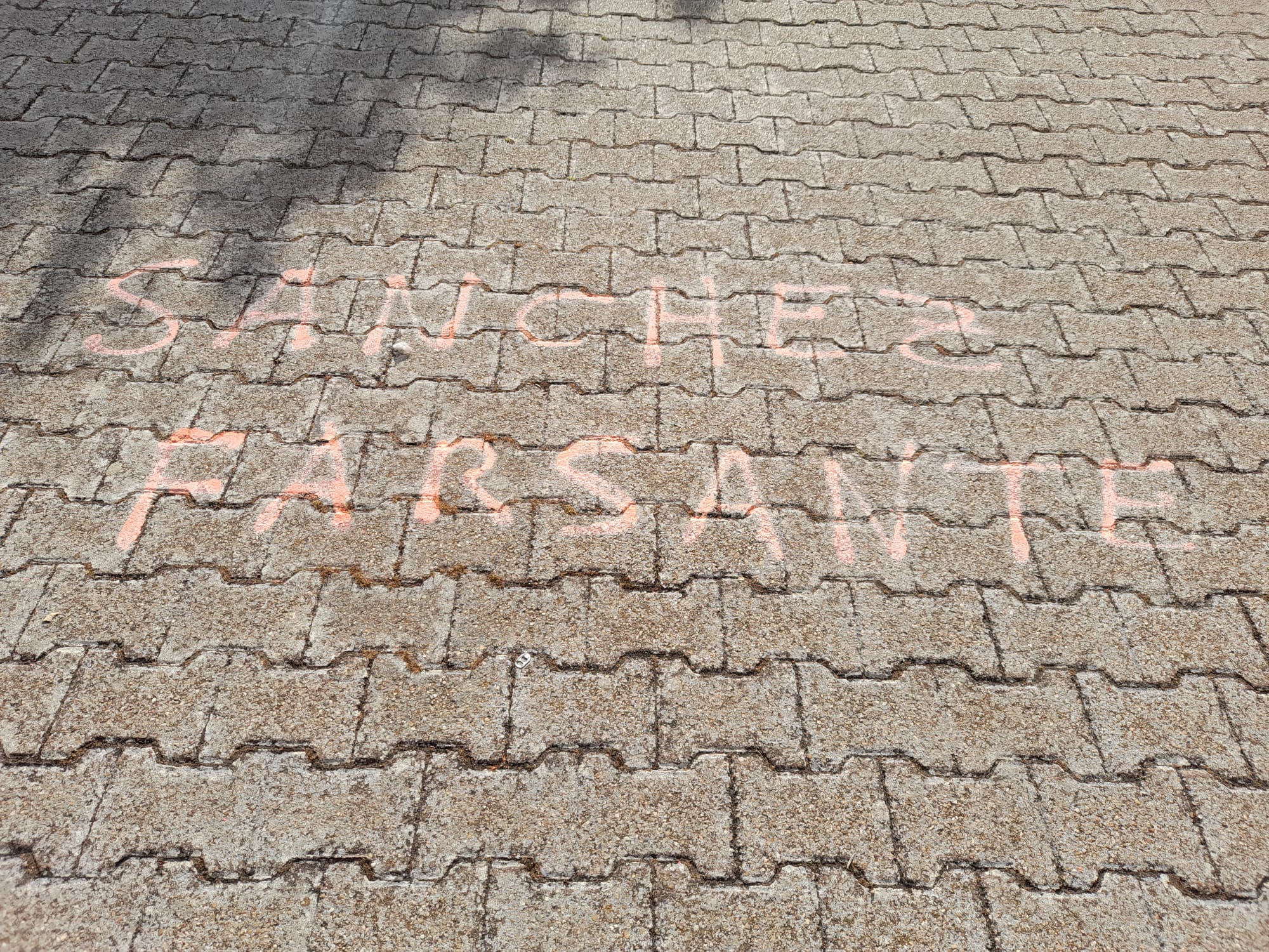 Pintada a la entrada del colegio Santa María de Aranda durante la jornada electoral al Parlamento Europeo 2024