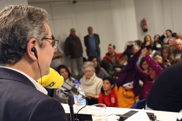 Salomón Hachuel se dirige al público asistente al programa