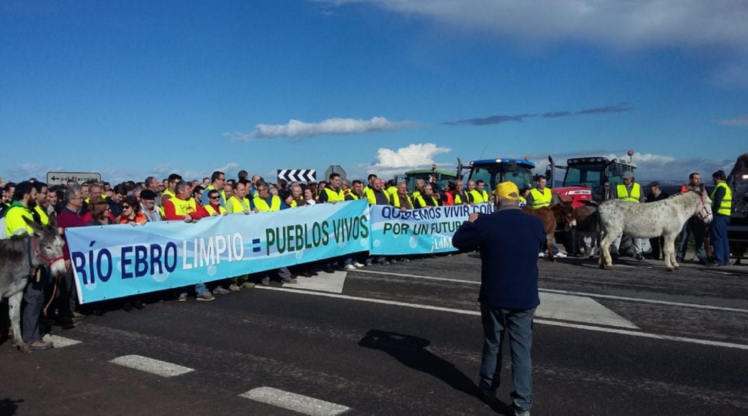 Corte de carretera de la protesta por la limpieza del río Ebro en Quinto