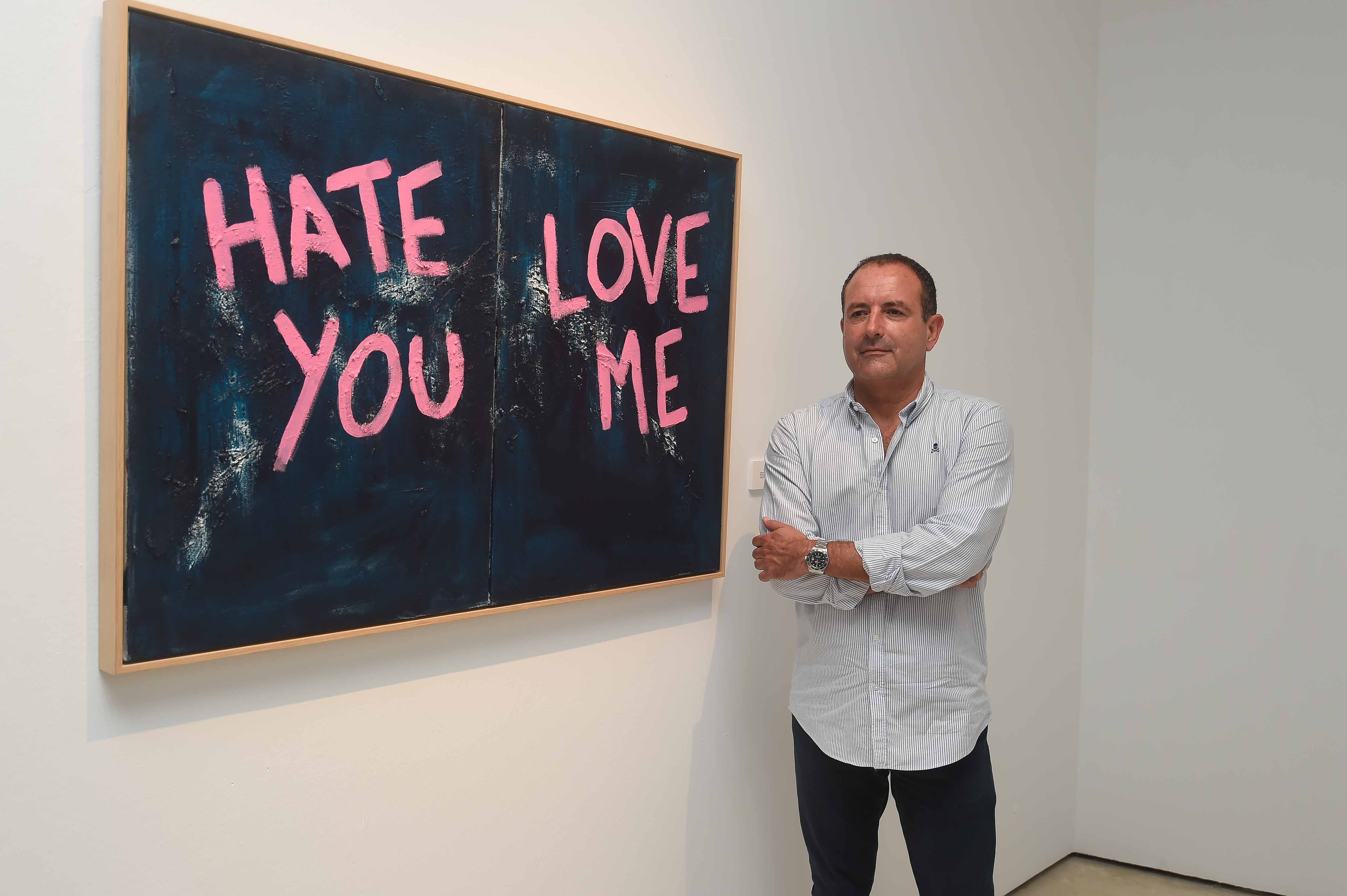 Castillo ante una de sus obras durante la presentación de la muestra en Málaga