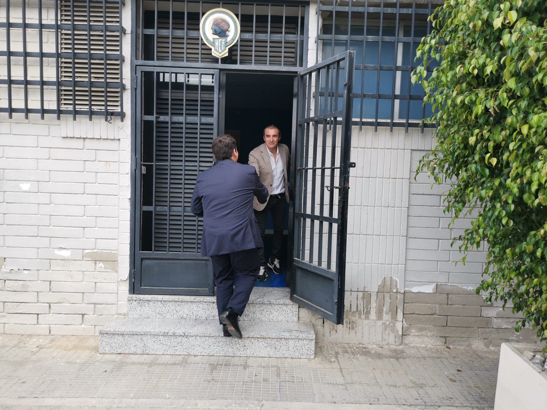 Manuel Illueca y Carlos Parodi se saludan en las oficinas del Rico Pérez. Foto: Daniel Rodríguez