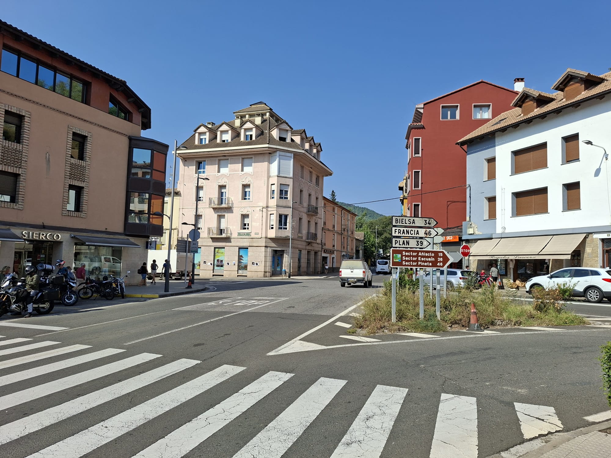 Foto de la intersección actual en el cruce de Aínsa.