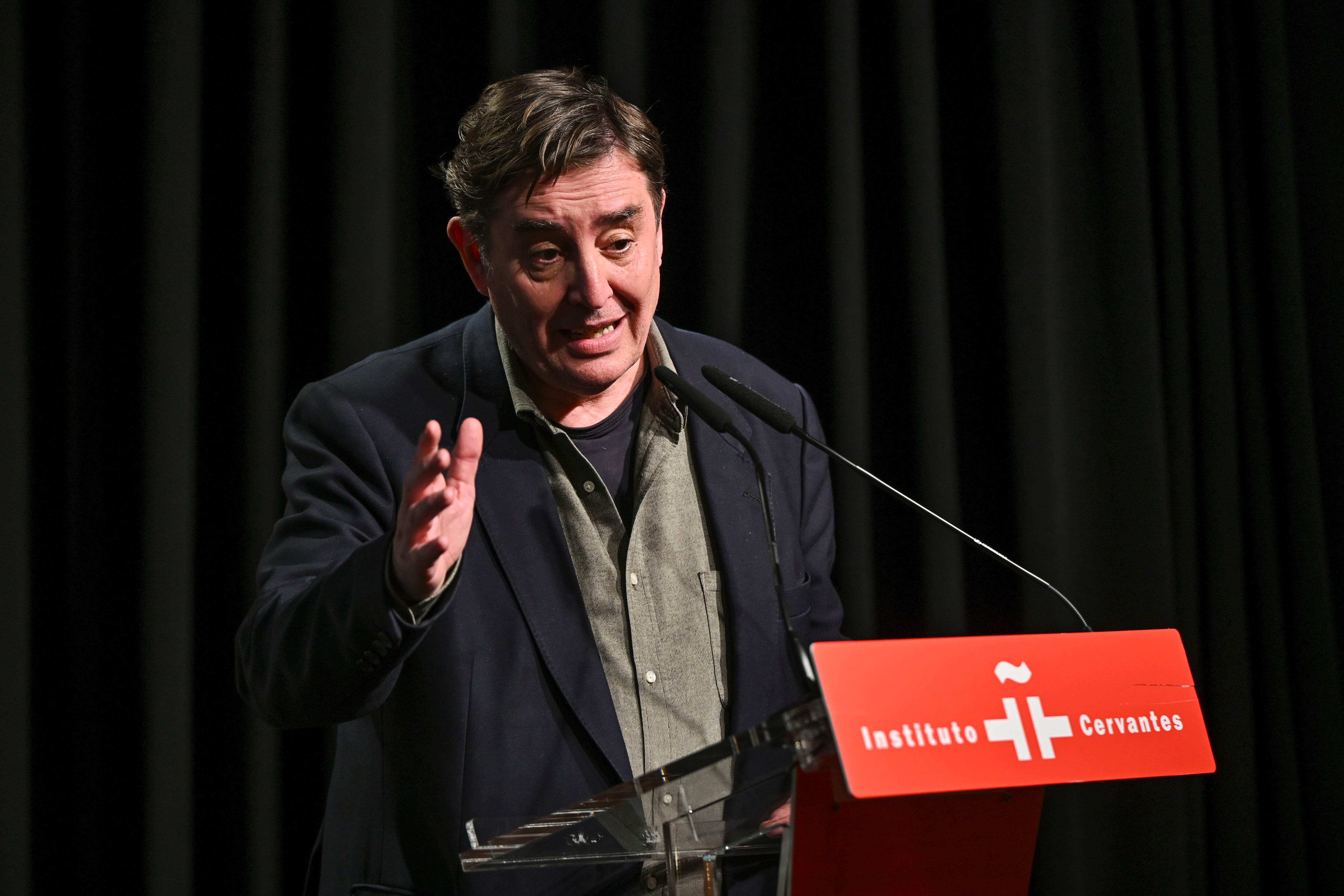 El director del Instituto Cervantes, Luis García Montero, interviene durante la presentación del nuevo libro del escritor Javier Cercas, 'El loco de Dios en el fin del mundo'.