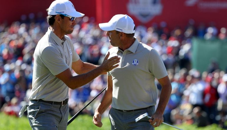 Sergio García y Rafa Cabrera celebra la victoria en un hoyo