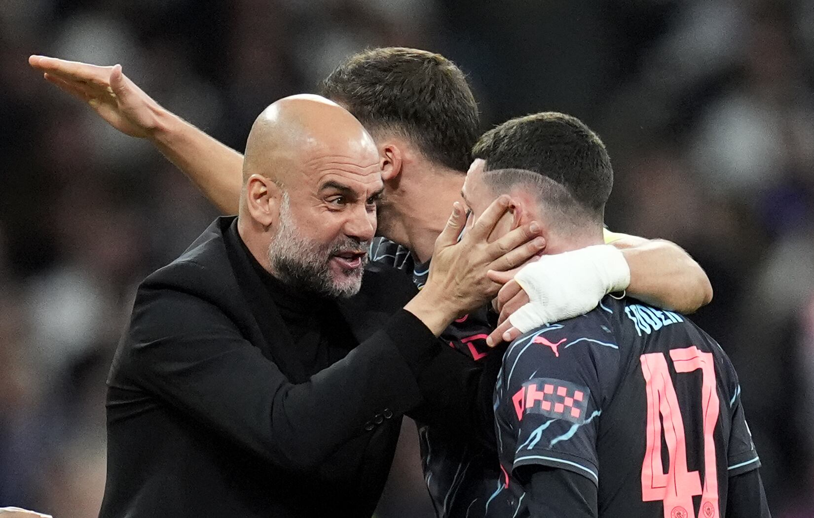 Pep Guardiola celebra con Phil Foden el gol ante el Real Madrid