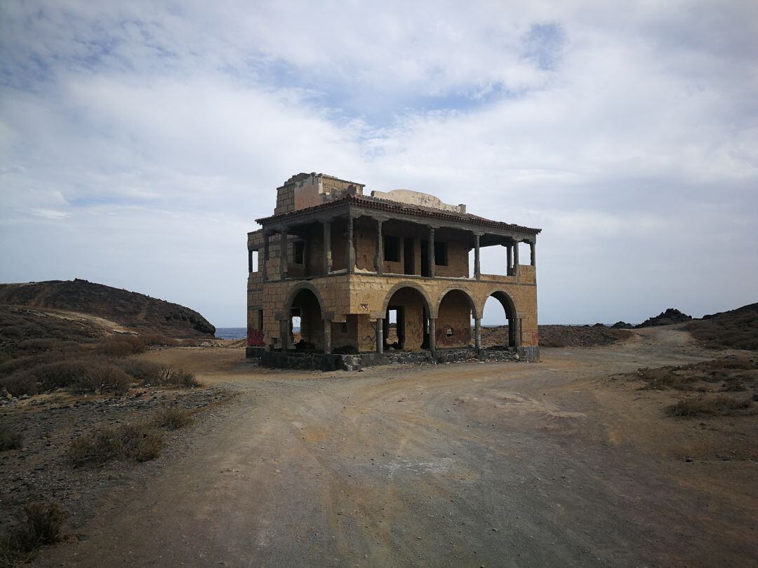 Este chalet, junto a una de las playas de la zona del Cantón Militar de Arico, pertenece al conjunto de la leprosería se encuentra en ruinas