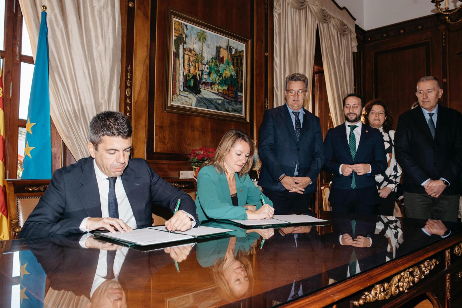 Firma convenio. Ayuntamiento de Castellón.