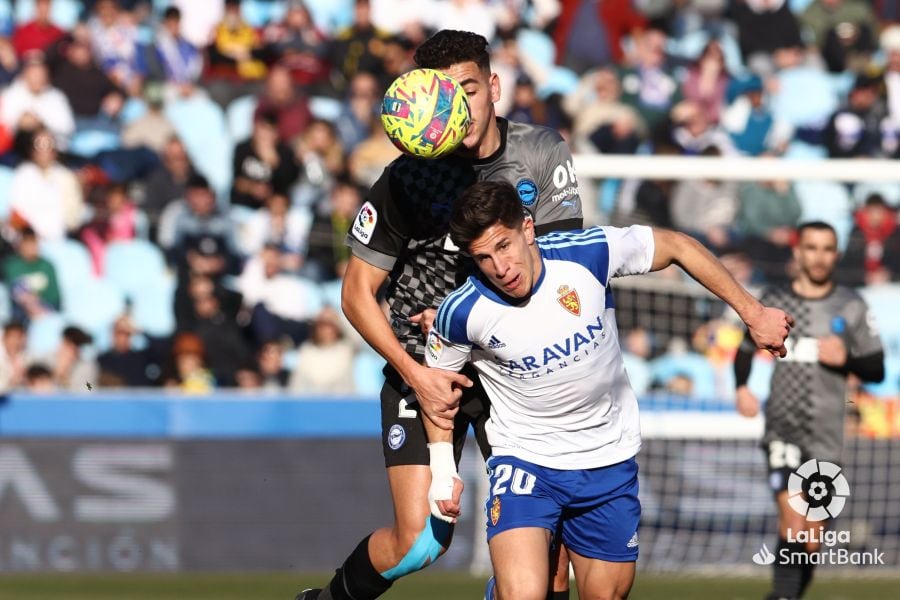 Simeone disputa un balón frente a un defensor