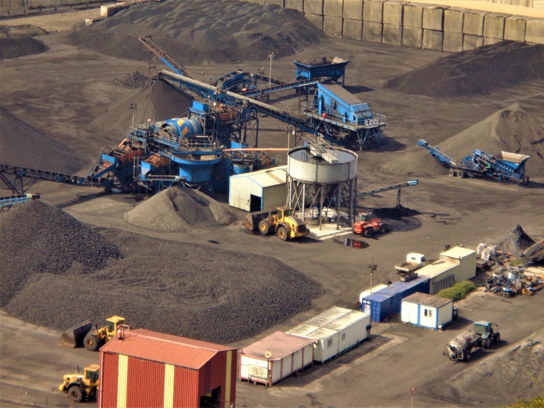 Parque de Carbones de Aboño. La actividad industrial está reduciendo las amisiones