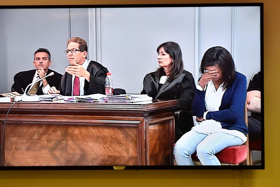  Fotografía realizada al monitor de televisión de la sala de prensa de la Audiencia provincial de Almería de la intervención de Esteban Hernández (2i), abogado de Ana Julia Quezada, única acusada del asesinato del niño Gabriel Cruz