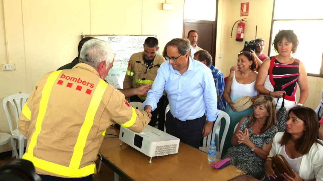 Pla general del president de la Generalitat, Quim Torra,saludant el comandaments dels Bombers en la reunió informativa que han mantingut amb les autoritats, al centre operatiu de l&#039;incendi, a Vinebre. Imatge del 20 de juny del 2019