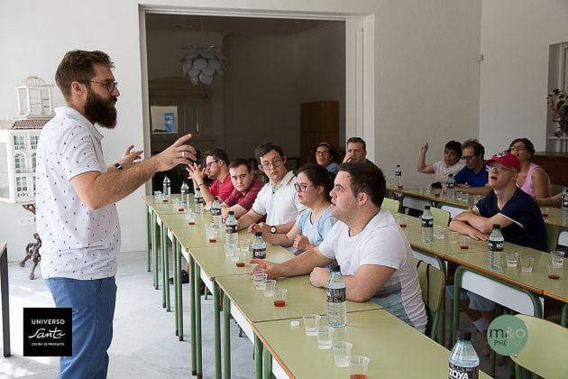 José Antonio Barragán, dando clase a los futuros trabajadores de Universo Santi.