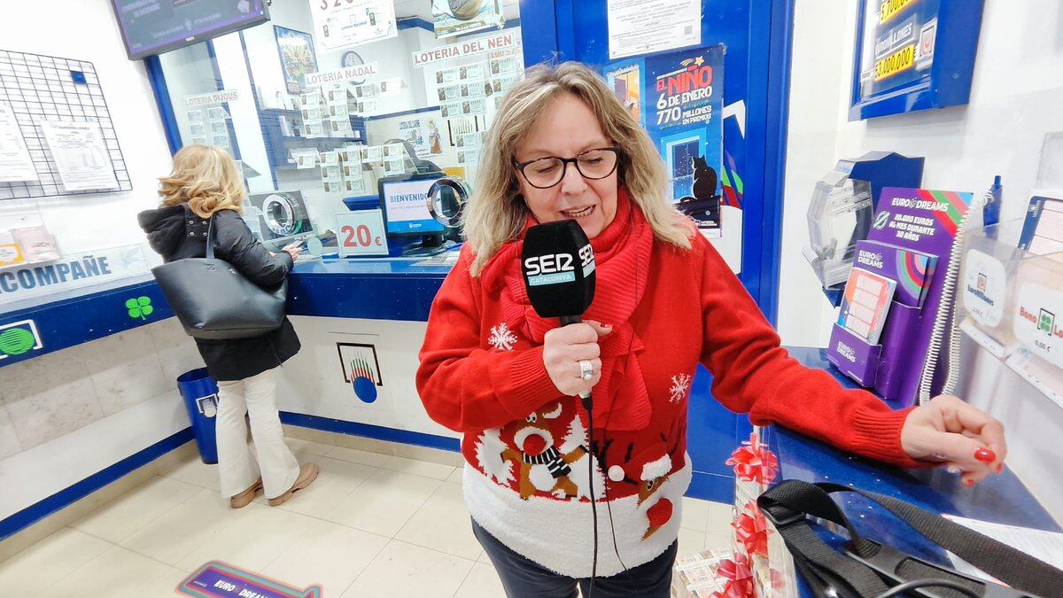 L'Anna Maria Estany, treballadora de l'Administració de Loteria número 11 de Lleida, atèn el micròfon de Ràdio Lleida.