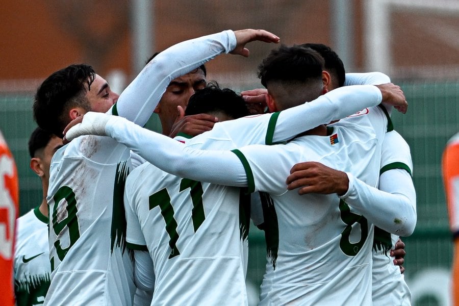 El Ilicitano celebra uno de los goles de Iomar en la victoria por 3-0 ante el Gandía