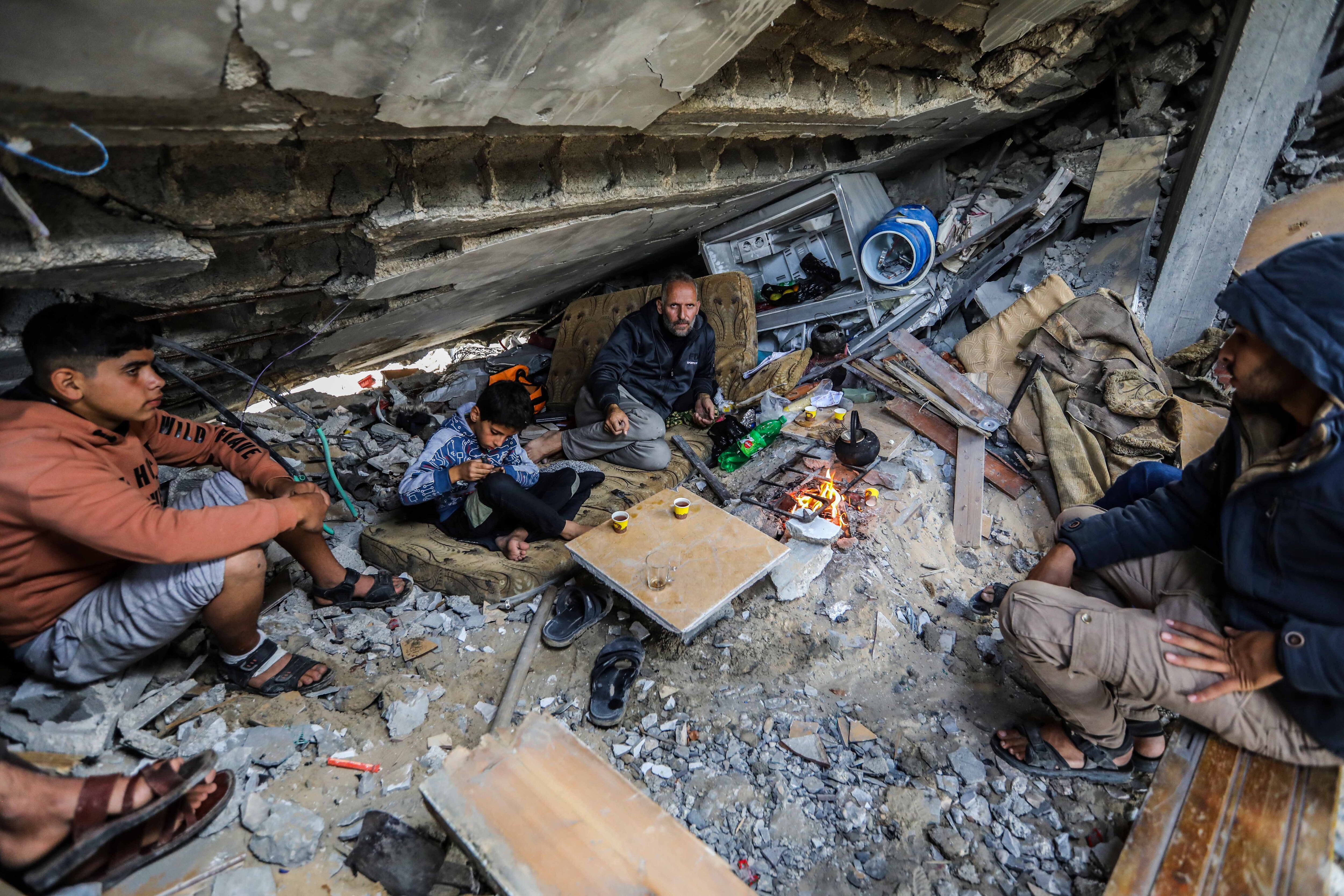 Una familia de palestinos sobrevive en la región de Khan Yunis, Gaza