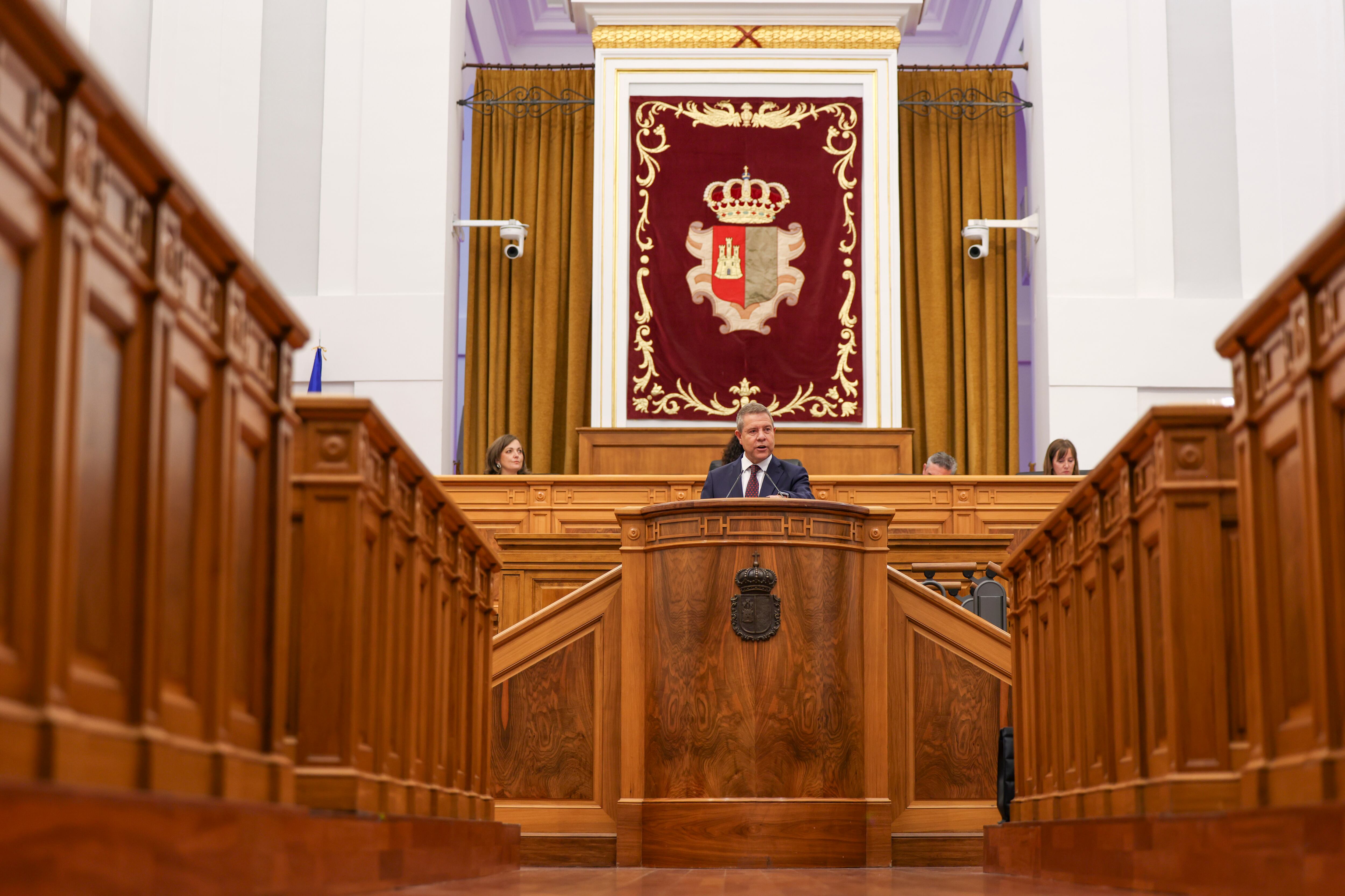 TOLEDO, 16/10/2025.- El presidente de Castilla-La Mancha, Emiliano García-Page, durante su intervención en el debate sobre el estado de la región, que se celebra este jueves y este viernes en las Cortes regionales. EFE/ Ismael Herrero
