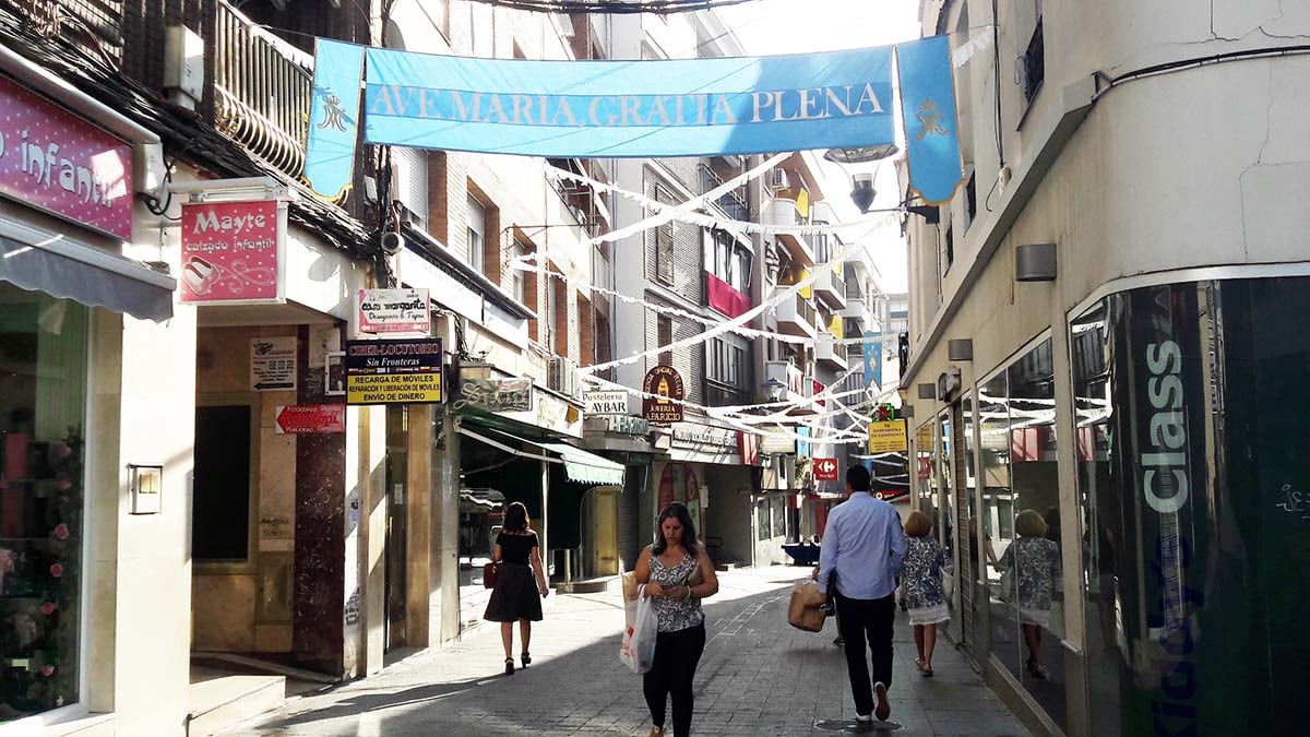 Calle Aduana, con elementos cruzando de fachada a fachada como los que podrían instalarse para dar sombra