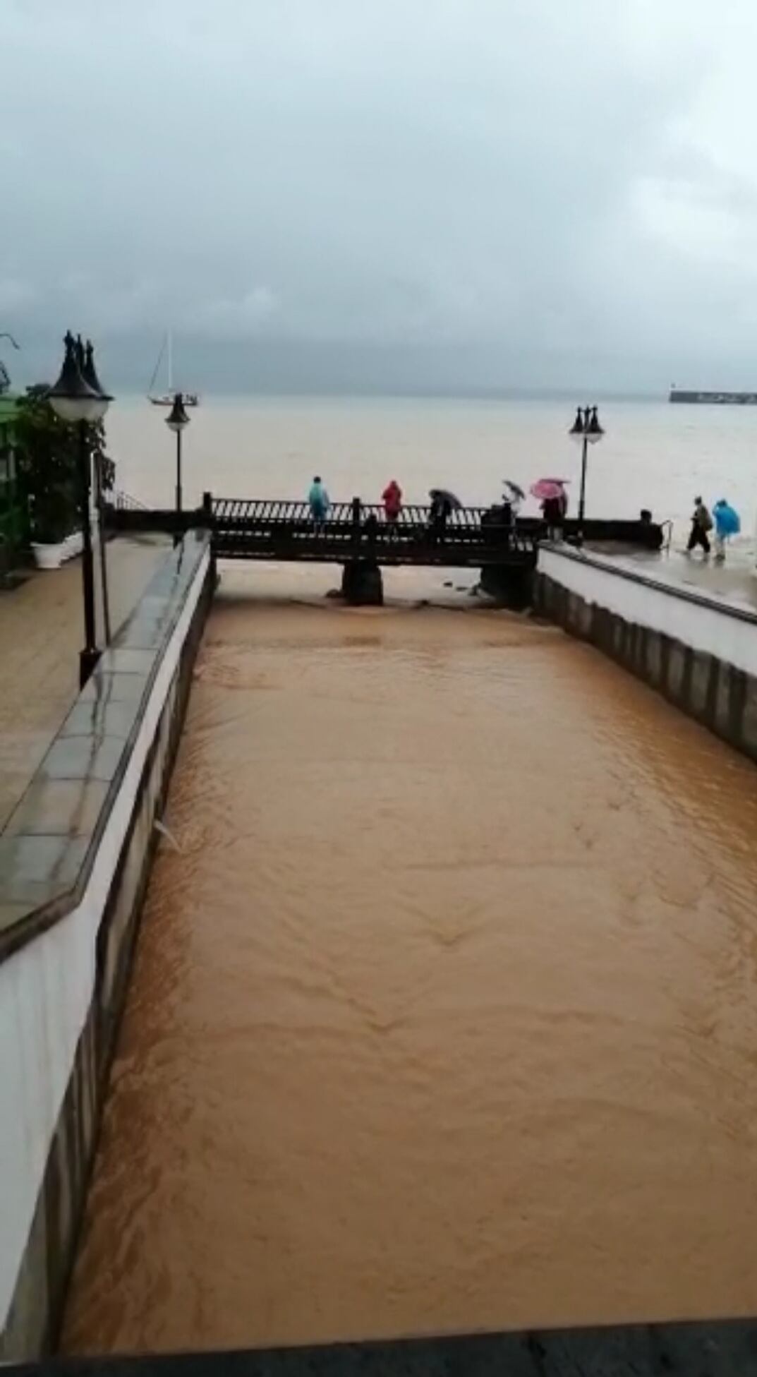 Desembocadura del agua en Playa Blanca tras correr por el barranco.