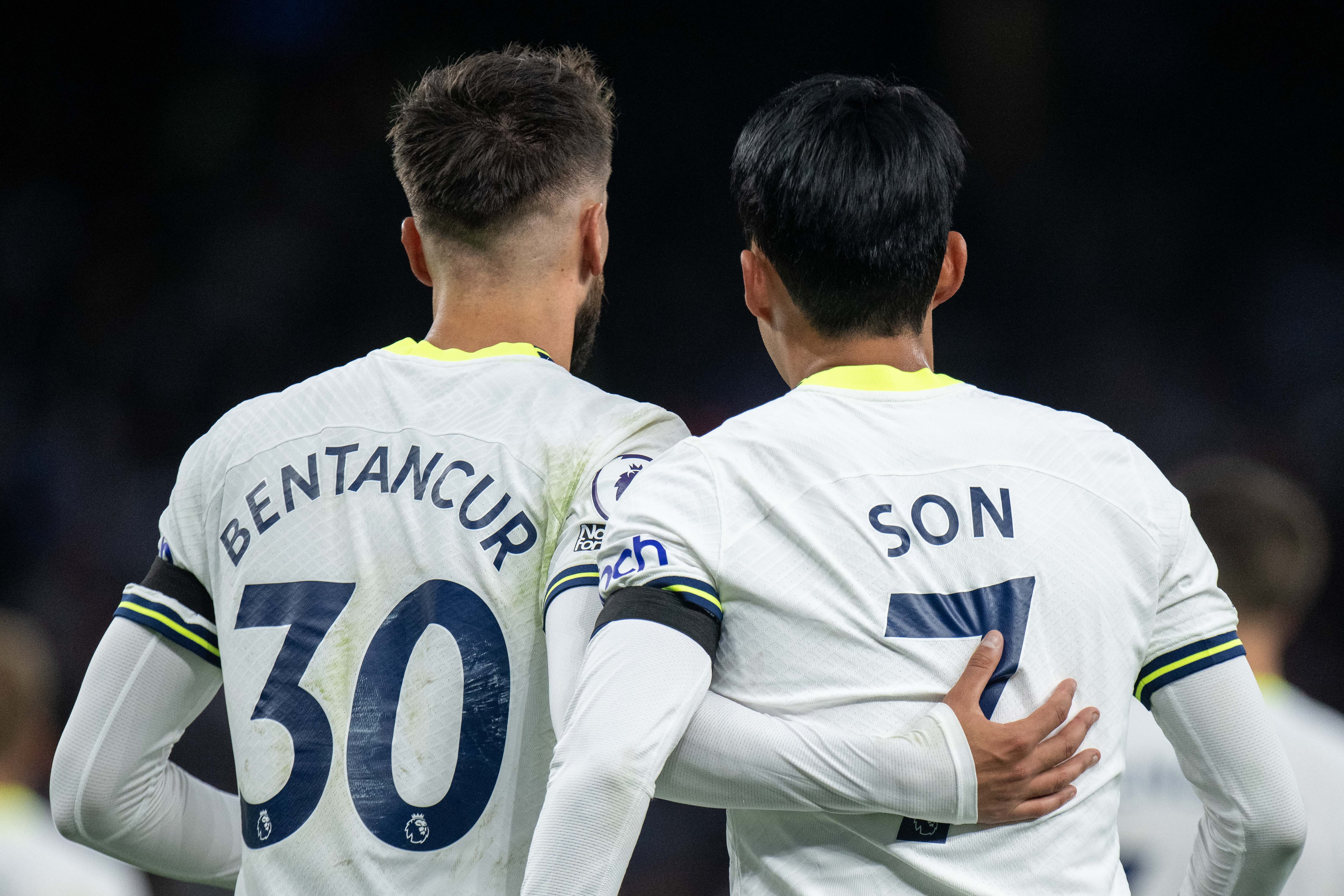 Heung Min Son y Rodrigo Bentancur, juntos en un partido del Tottenham Hotspur